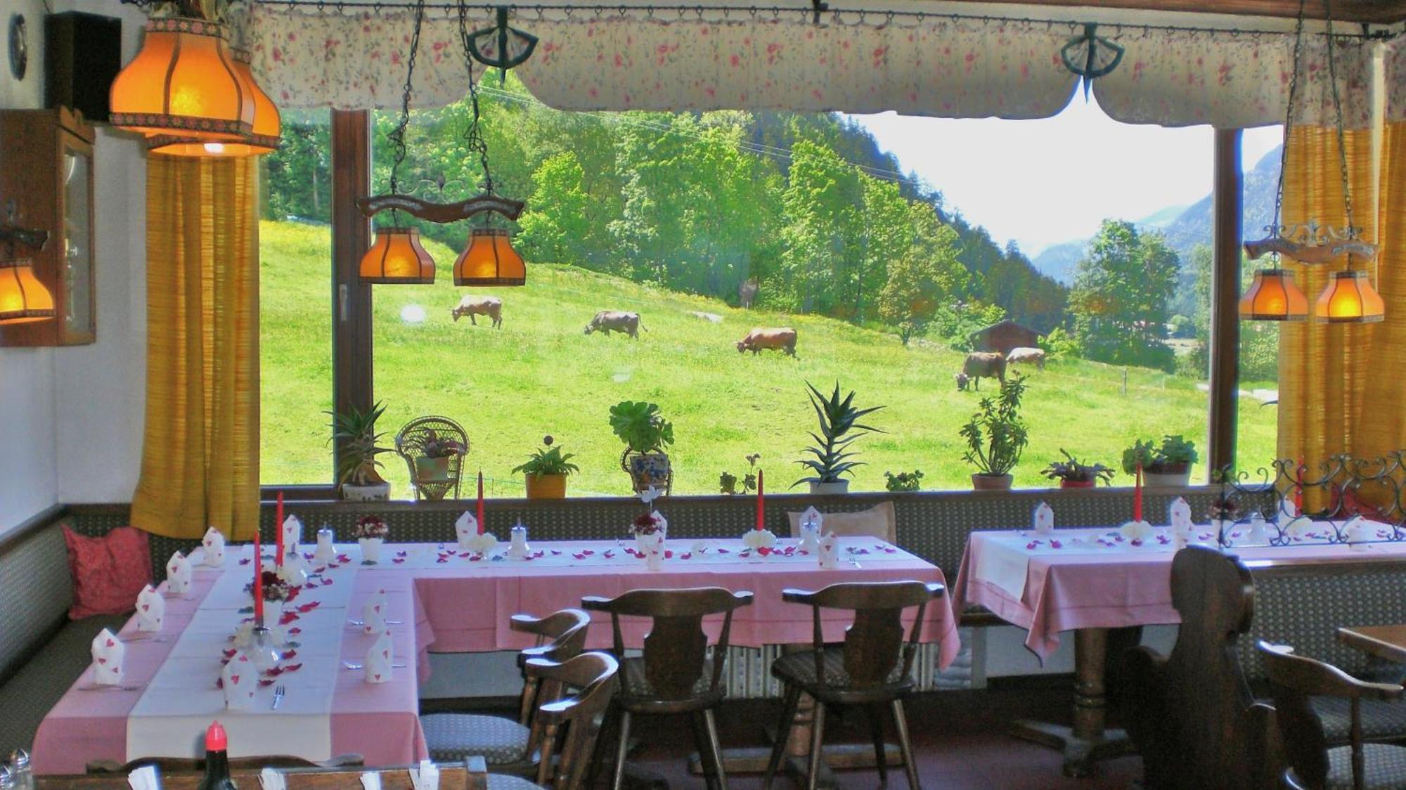 Hotel Restaurant Hausberg ガルミッシュ・パルテンキルヒェン エクステリア 写真