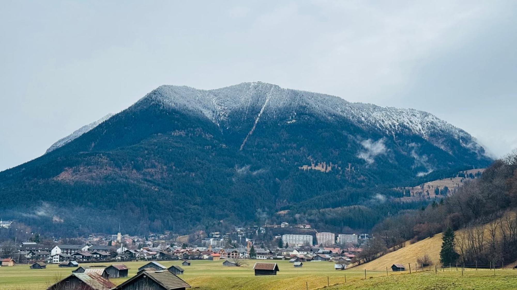 Hotel Restaurant Hausberg ガルミッシュ・パルテンキルヒェン エクステリア 写真